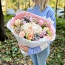 Авторский букет из живых ассорти цветов из роз и эустом