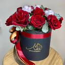 Шляпная коробка с цветами «Роскошь в красно-белой гамме» из роз