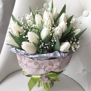 Букет «Белая невеста» из тюльпанов и гипсофил