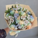 Букет «Радуга в душе» из гвоздик и альстромерий