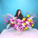 Шляпная коробка с цветами «Жаркие тропики» из роз и хризантем