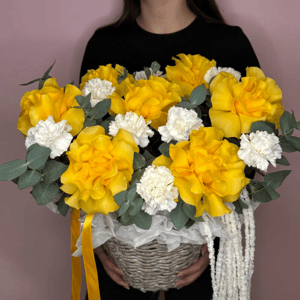 Яркие розы в корзине