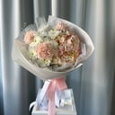 Букет с гортензией, хризантемой и диантусом