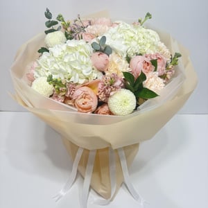 Садовый букет роз и гортензий