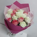 Букет из 15 белых и розовых роз