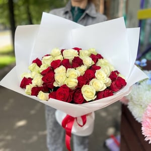 Букет из бело-красных роз