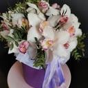 Шляпная коробка с цветами «Белые орхидеи в фиолетовой коробке»