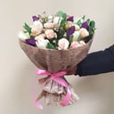 Букет «Цветочница» из тюльпанов и роз