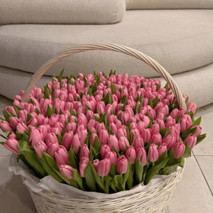 Букет из тюльпанов в корзине