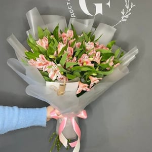 Букет из 9 веток альстромерии