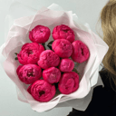 Букет «11 шикарных коралловых пионов Корал Шарм»