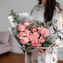 Букет из диантусов с эвкалиптом