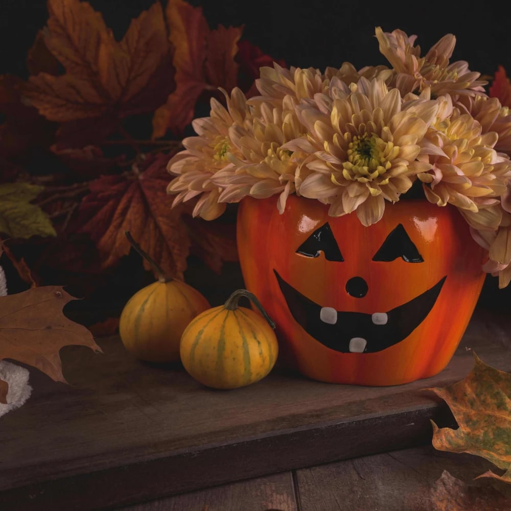 Arreglos florales de Halloween con dalias y crisantemos