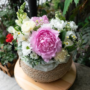 Летняя корзина с пионом
