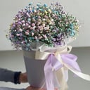 Шляпная коробка с цветами «Коробка из цветной гипсофилы "Сказка"»