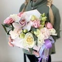 Коробка с цветами «Цветочный конверт» из роз и эустом