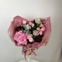 Букет «Малиновый сок» из роз и орхидей