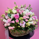 Букет «Корзина с розами и эустомой»