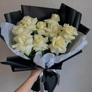 Букет «9 французских белых роз в стильной упаковке»