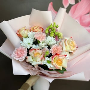 Букет из хризантем, роз и диантусов