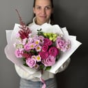 Букет из экзотических роз из экзотических цветов и эустом