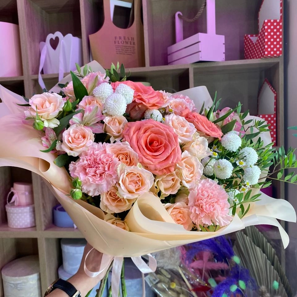 Шикарный букет из роз и гвоздик