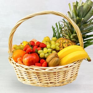 Композиция из клубники «Фруктовая корзина с ананасом и бананом»