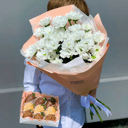 Подарочный набор «Комбо: букет и клубника в шоколаде» из хризантем