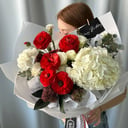 Букет с ранункулюсами и гортензией