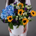 Шляпная коробка с подсолнухами из гортензий