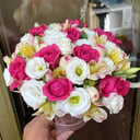 Коробка с цветами «Микс с лизиантусами» из роз и эустом