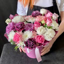 Шляпная коробка с цветами «Коробка с гвоздиками и розами»