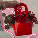 Коробка с цветами «Сумочка с цветами» из роз и альстромерий