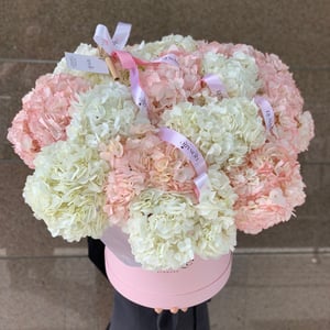 Шляпная коробка с цветами «Букет Розовое облако» из гортензий