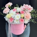 Шляпная коробка с цветами «сборная композиция в нежных оттенках» из роз и гвоздик