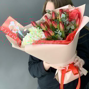 Букет «Красные тюльпаны с гортензией»