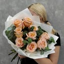 Букет из персиковой розы и эвкалиптом