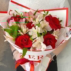 Букет «Любовный» из роз и альстромерий