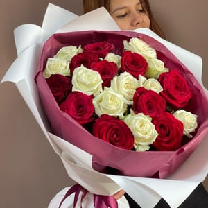 Букет «Розы красные и белые микс»