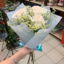 Букет из роз и ромашек