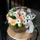 Корзина с цветами «Стефания» из роз и эустом