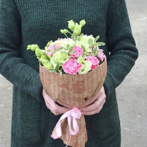 Букет Лея из гвоздик и эустом