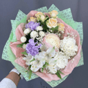 Романтический букет "Поцелуй Ромео" из роз и хризантем