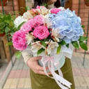 Шляпная коробка с цветами «Чувственное признание» из роз и хризантем