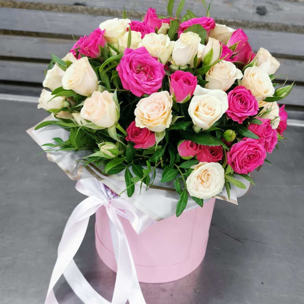 Шляпная коробка с цветами «Композиция с кустовыми розами»