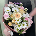 Букет «Нежный ветер» из роз и хризантем