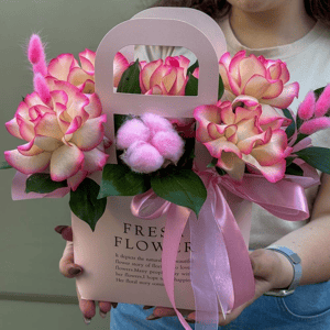 Коробка с цветами «Композиция с французскими розами»