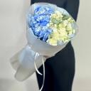 Букет «Небесный ангел» из гвоздик и роз