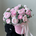 Шляпная коробка с цветами «Очарование ранункулюсов в коробочке»