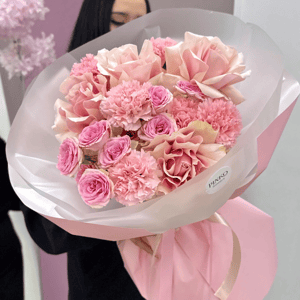 Сборный букет с кустовыми розочками